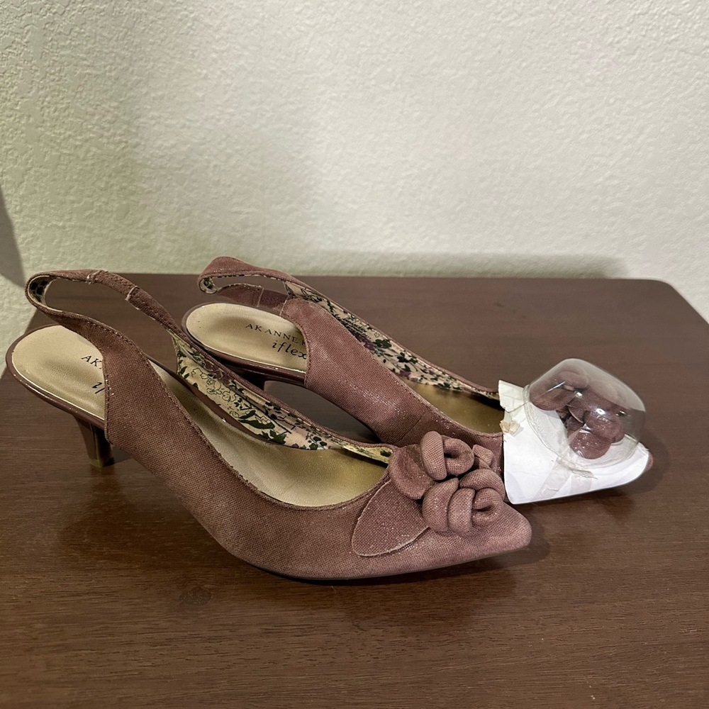 Ann Klein Dusty Rose Mauve heels with floral detail. Like NEW never worn. - Picture 2 of 4